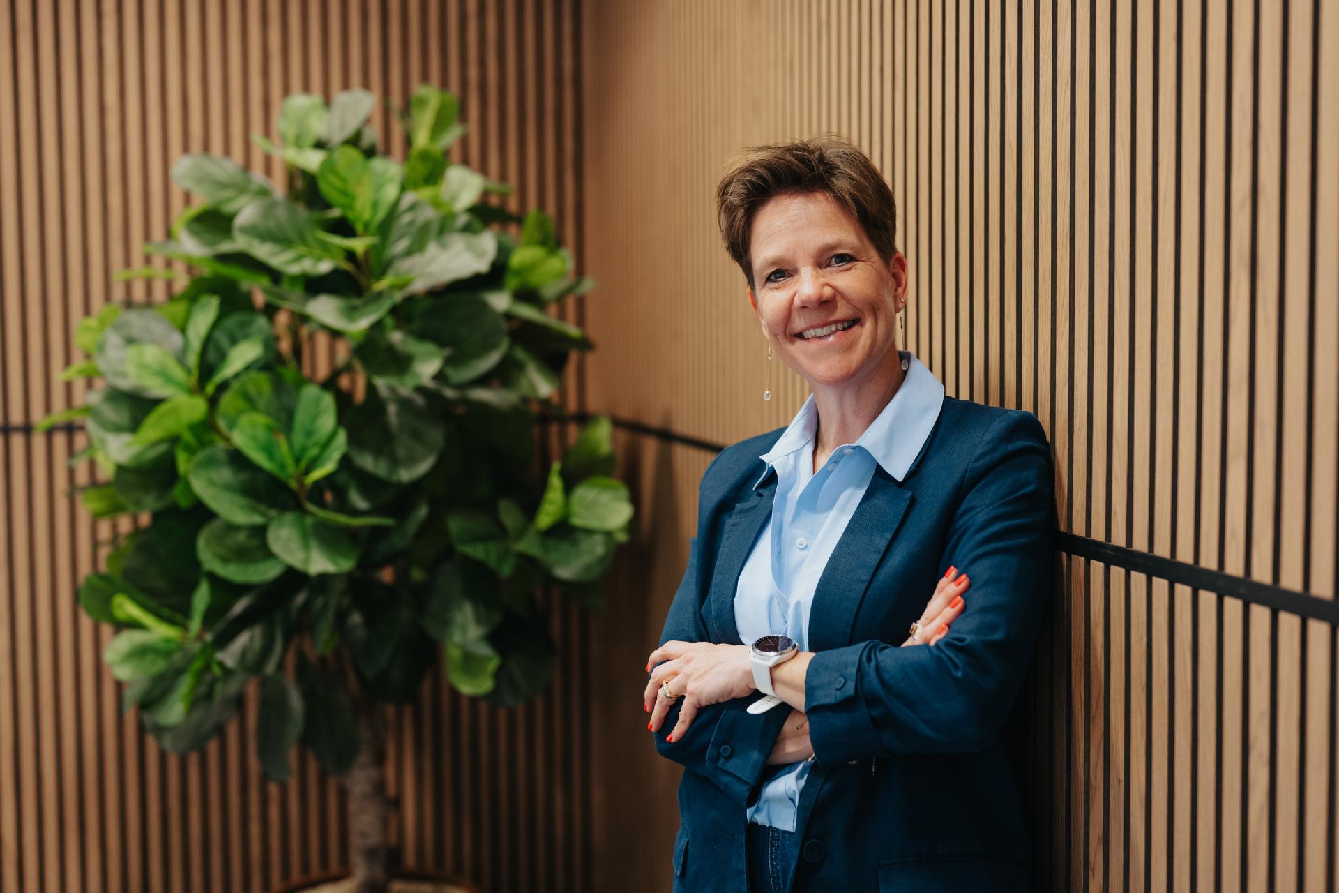 Executive coach glimlacht tijdens zakelijke portretsessie